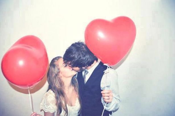 Mariés avec des ballons en forme de coeur © DR