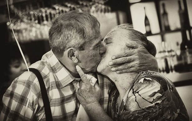 Baiser couple âgé © DR