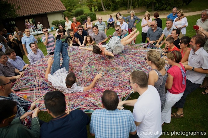 Les mariés sautent sur un tapis de laine tissé par les invités