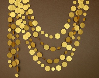 Guirlande en papier gold pour arche de cérémonie laïque