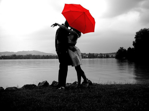 Amoureux sous un parapluie rouge © DR