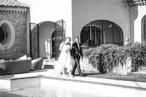 L'entrée de Julie & Pascal © Fanny Tiara Photographie