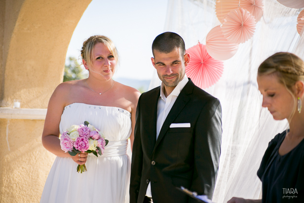 Julie, Pascal & leur officiante © Fanny Tiara Photographie