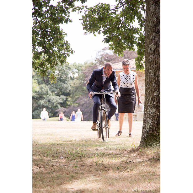 Roxanne & Guillaume (entrée à vélo) © Something Wedding