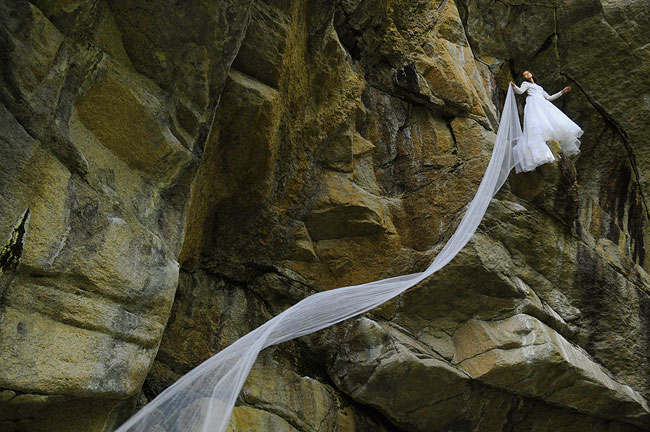 Mariée qui fait de l'escalade