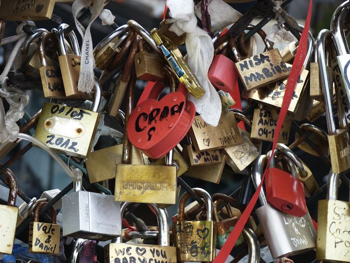 Rituel du cadenas sur le Pont des Arts à Paris