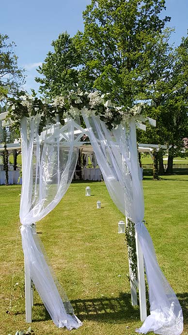 Arche de jardin décorée pour cérémonie laïque