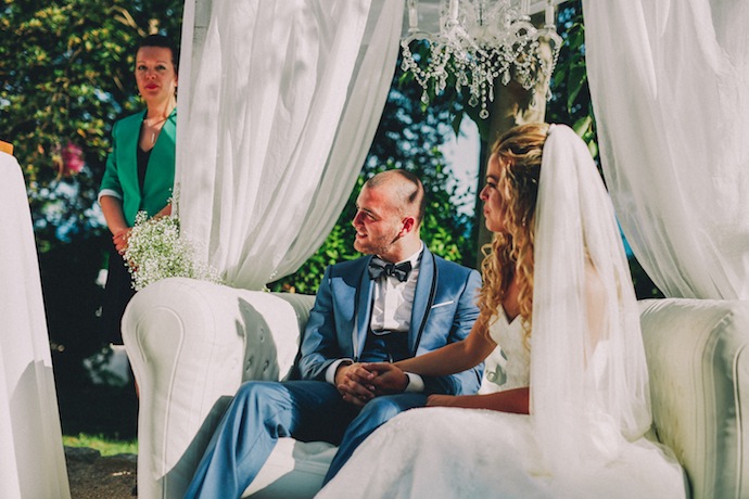 Alicia et Xavier, heureux, pendant leur cérémonie laïque