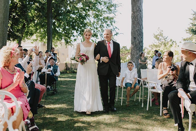 Entrée de la mariée et son papa - Cérémonie laïque de Caroline et Eric