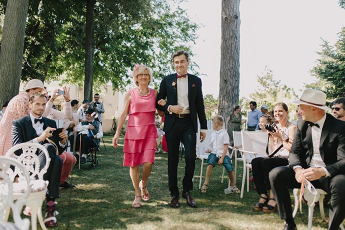 Entrée du marié avec sa maman - Cérémonie laïque de Caroline et Eric