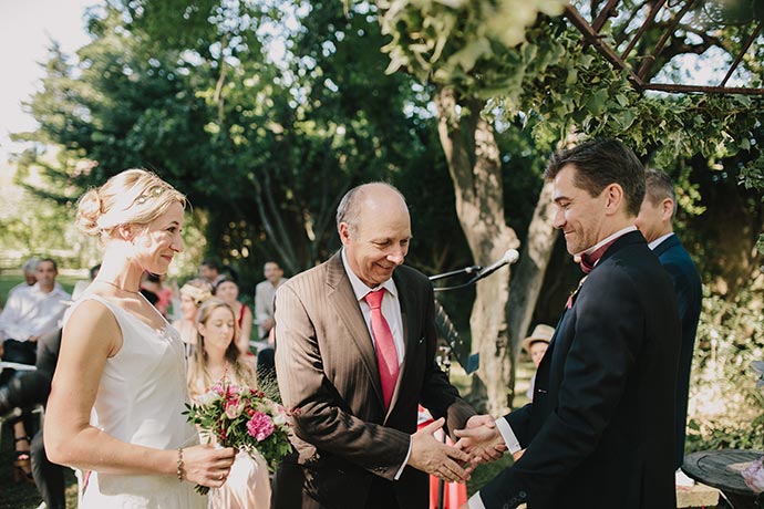 Le papa de la mariée et son gendre - Cérémonie laïque de Caroline et Eric