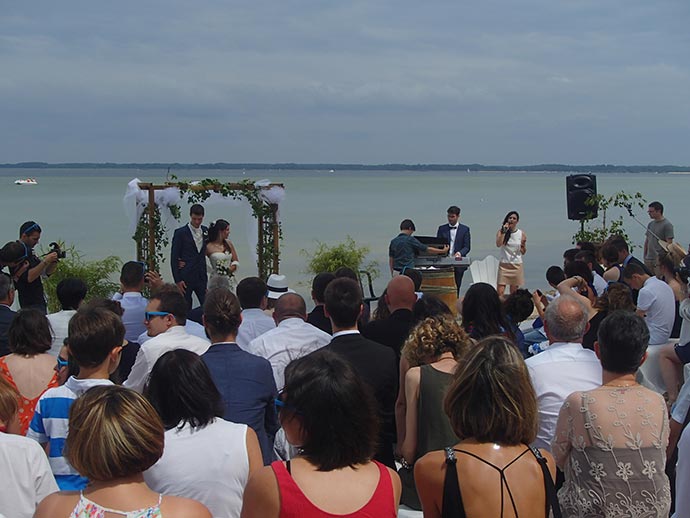 Aperçu de la cérémonie laïque d'Ysaline et Jean sur la plage