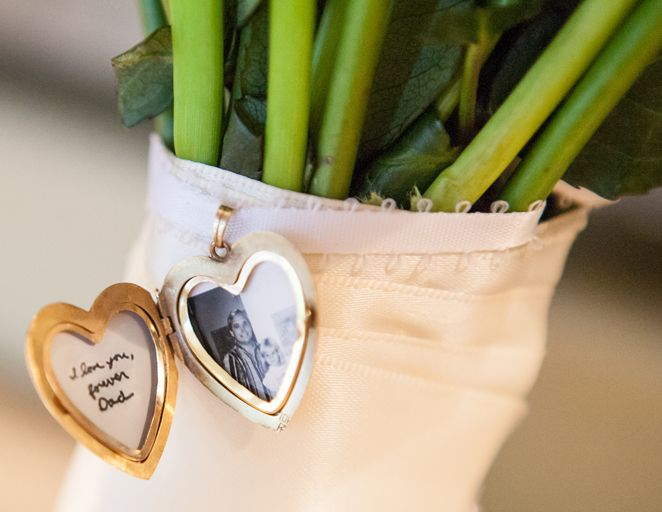 Photos des disparus accrochées au bouquet de la mariée