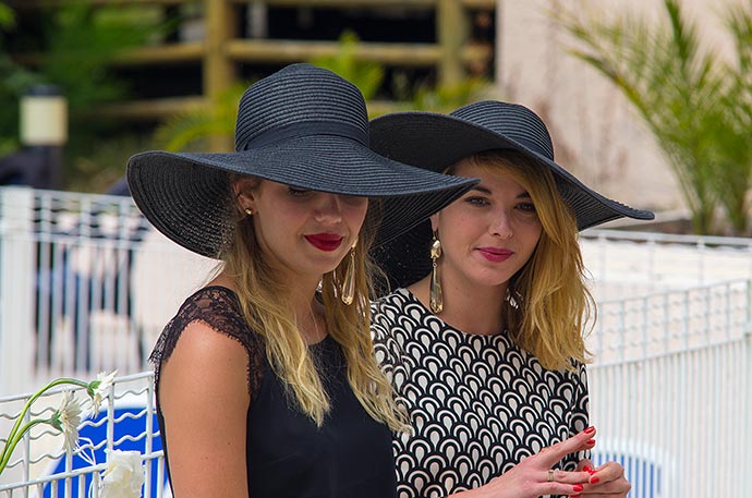 Isaline et Manon, maîtresses de cérémonie laïque pour leurs amis