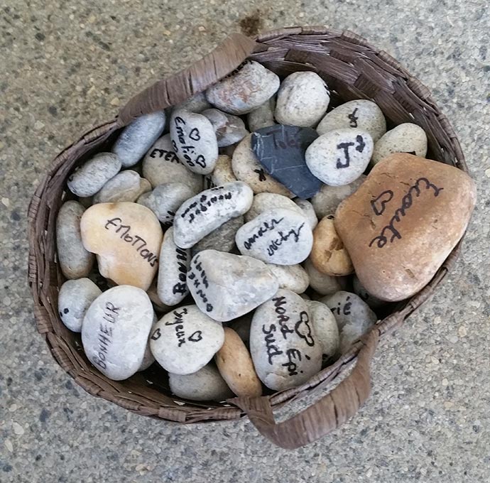 Rituel des pierres pendant la cérémonie laïque de Julie et Julien