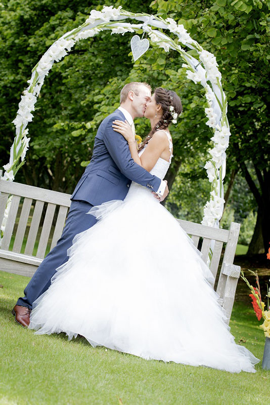 Bisou des mariés - Cérémonie laïque de Marie et Matthieu