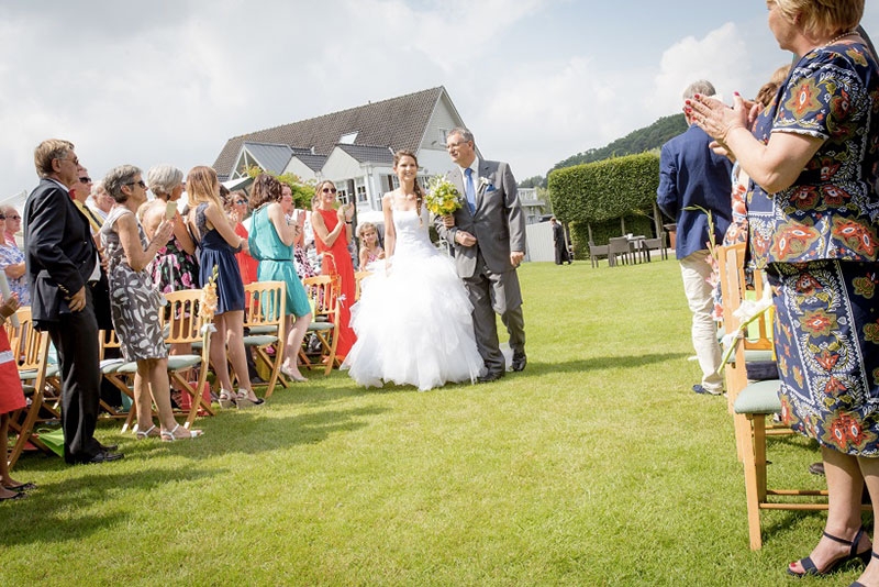 Entrée de la mariée et son papa - Cérémonie laïque de Marie et Matthieu